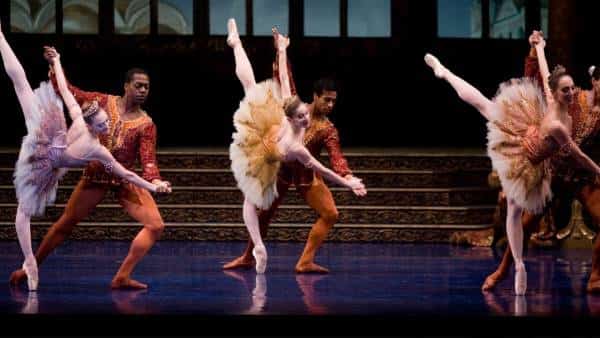 בסוף היא מתעוררת: היפיפייה הזו צפויה להירדם באמצע מופע בלט בסן פרנסיסקו