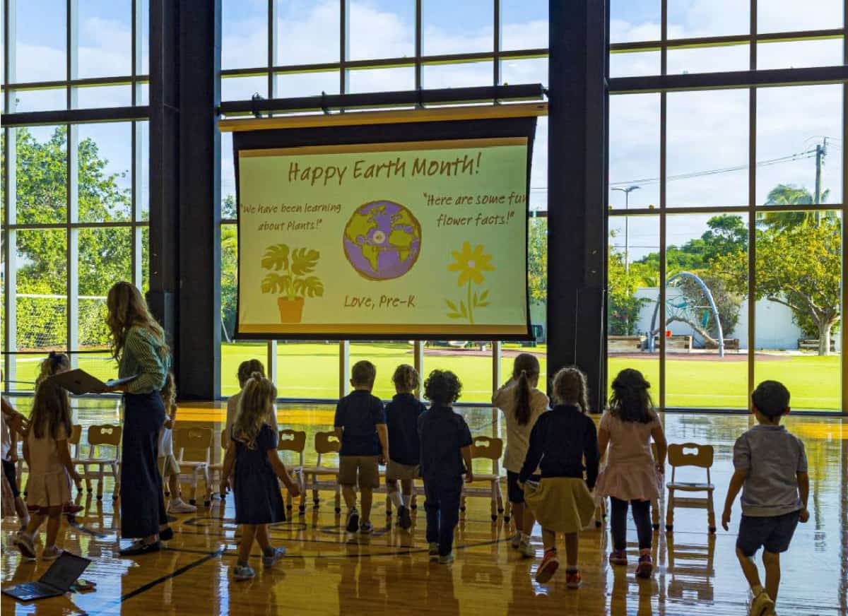 בתי ספר לעשירים בלבד: מיליארדרים בפלורידה בונים מערכת חינוך משלהם