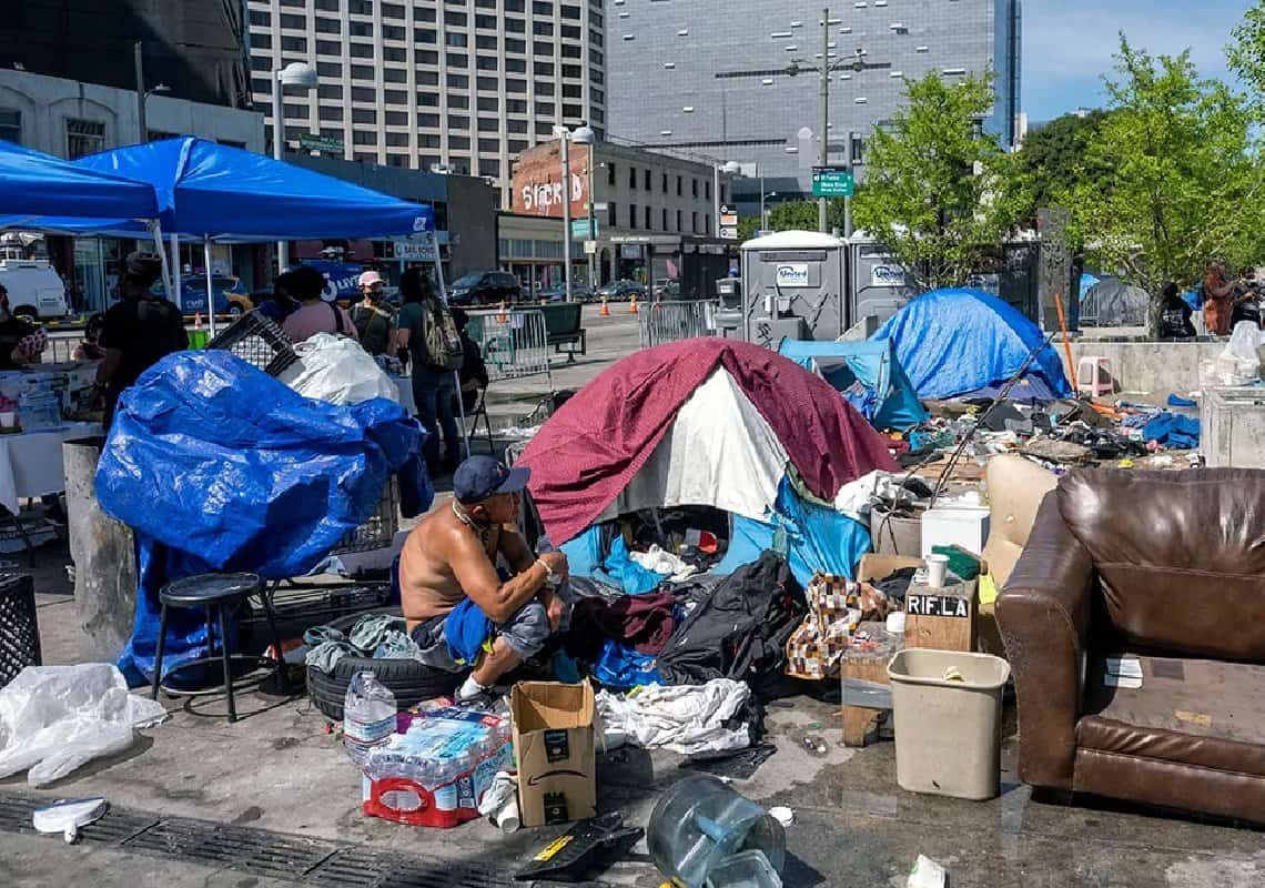 צעד נוסף לעבר האישור המיוחל: לוס אנג'לס תאסור על הקמת אוהלים להומלסים בקרבת בתי הספר?