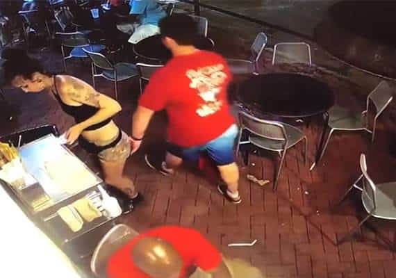 צפו בתיעוד: כך יעשה למי שיטריד מינית מלצרית