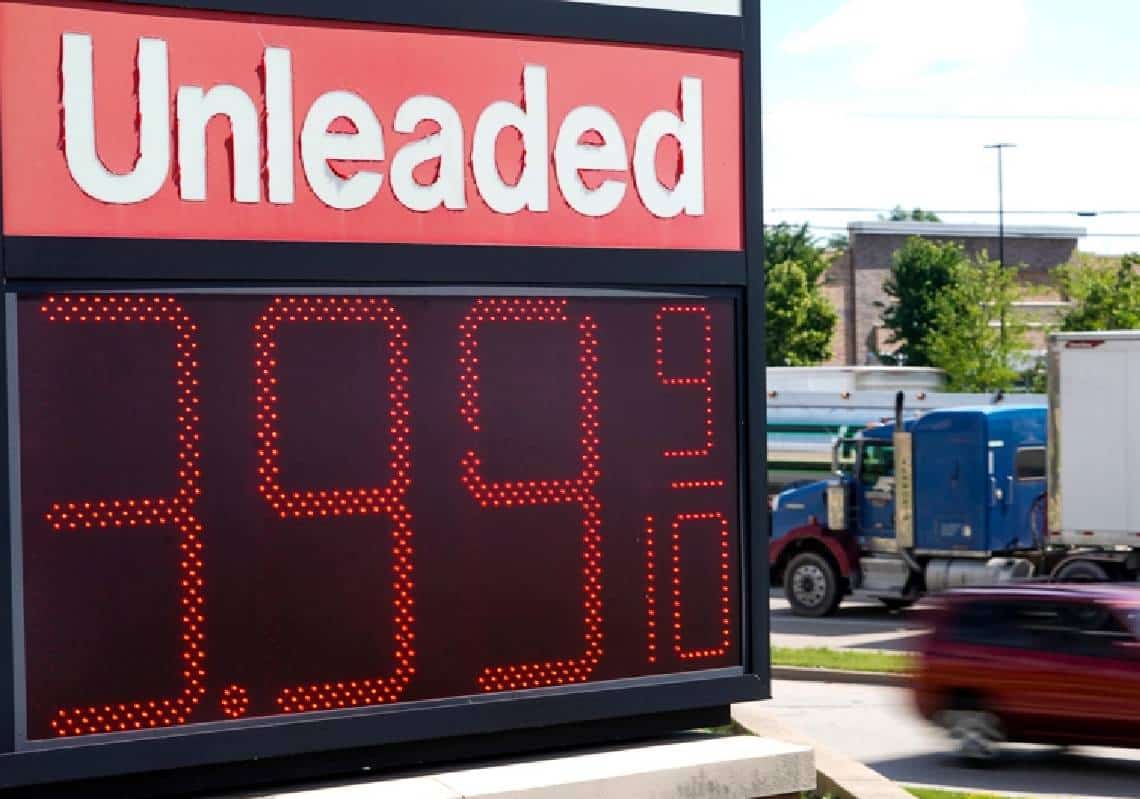 מחירי הדלק בצניחה? לא בקליפורניה - "עדיין קרוב ל-6 דולר לגאלון"