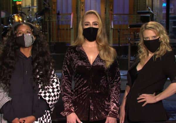 אדל משוויצה במבטא האמריקאי שלה בפרומו של SNL