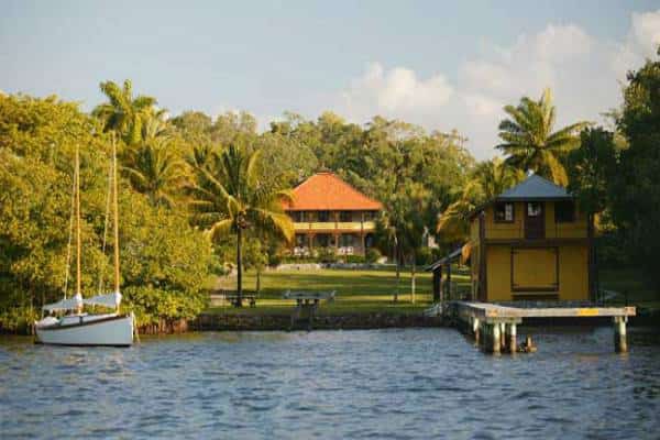 שניה לפני שהקיץ מסתלק: אתם מוזמנים ליהנות מקומדיה קלאסית תחת כיפת השמים של מיאמי