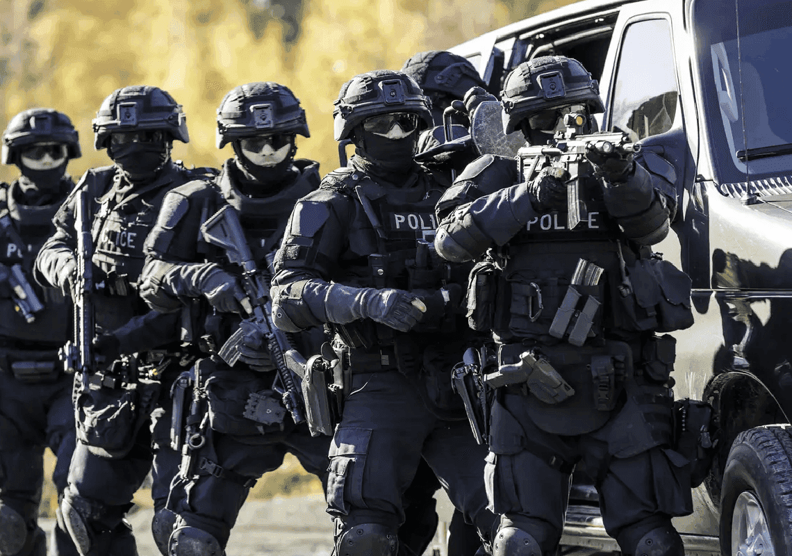 מטריד סדרתי: דרש מאנשים כסף או תמונות מיניות - אחרת שלח עליהם את כוחות הביטחון שלופים בנשקים