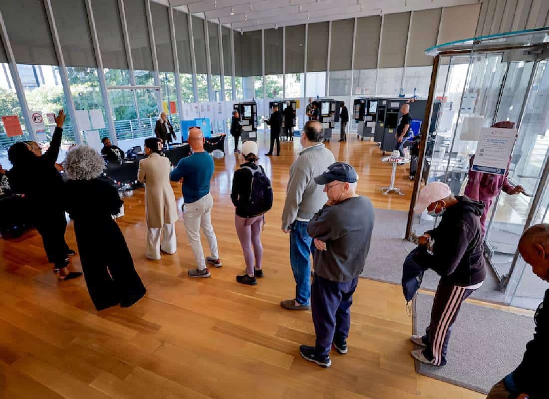 האריס וטראמפ בתיקו צמוד בסקר בשבע מדינות, כאשר חלק מהבוחרים עדיין מתלבטים