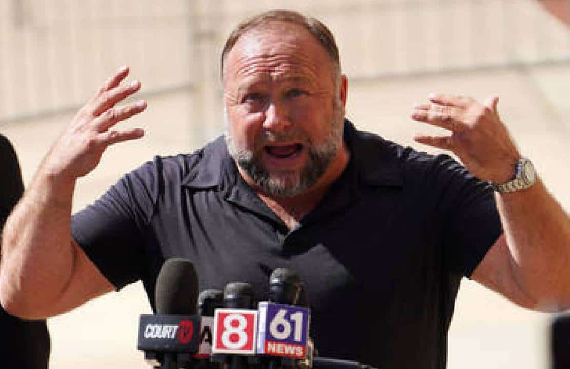 אלכס ג'ונס ייאלץ למכור את InfoWars