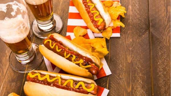  הנחיות בריאותיות חדשות קובעות שאין מידה בטוחה לצריכת אלכוהול, נקניקיות והמבורגר