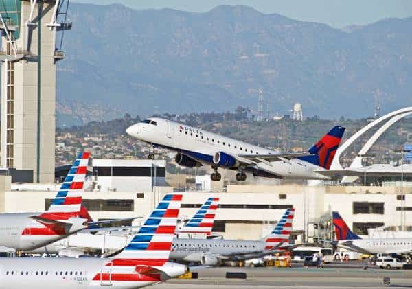 אמריקן ודלתא מיישרות קו עם יונייטד: אלפי טיסות בוטלו