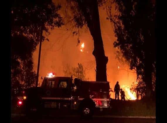 קליפורניה: כוחות הכיבוי ממשיכים להלחם באש ומחכים להקלה בחום