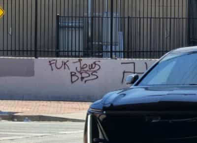 תקיפה אנטישמית חמורה: צלבי קרס וסמלים נאצים רוססו על מטה המועצה הישראלית-אמריקאית בלוס אנג'לס