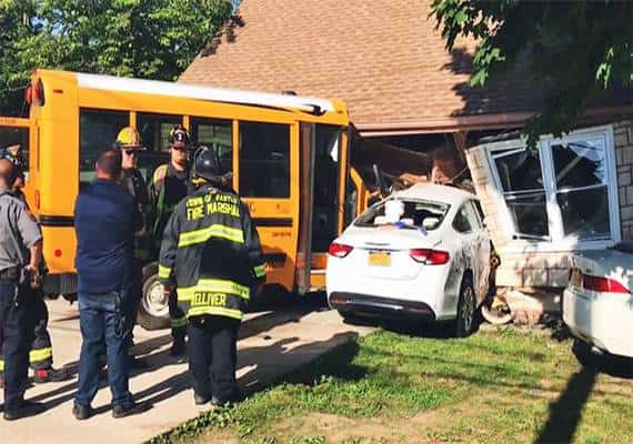 ניו יורק: אוטובוס תלמידים התנגש בבית