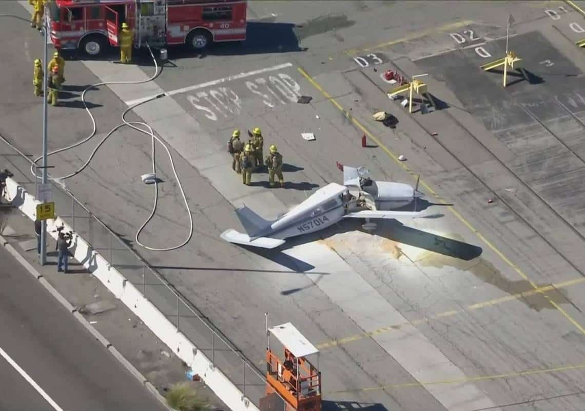 לוס אנג'לס: מטוס קל התרסק ופגע במשאית, לפחות אדם אחד נהרג