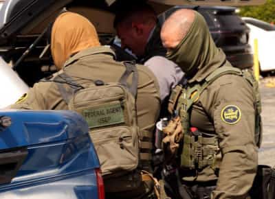 בית המשפט עוצר את פשיטות ההגירה בדרום קליפורניה: פלישה צבאית שפוגעת בחוקה