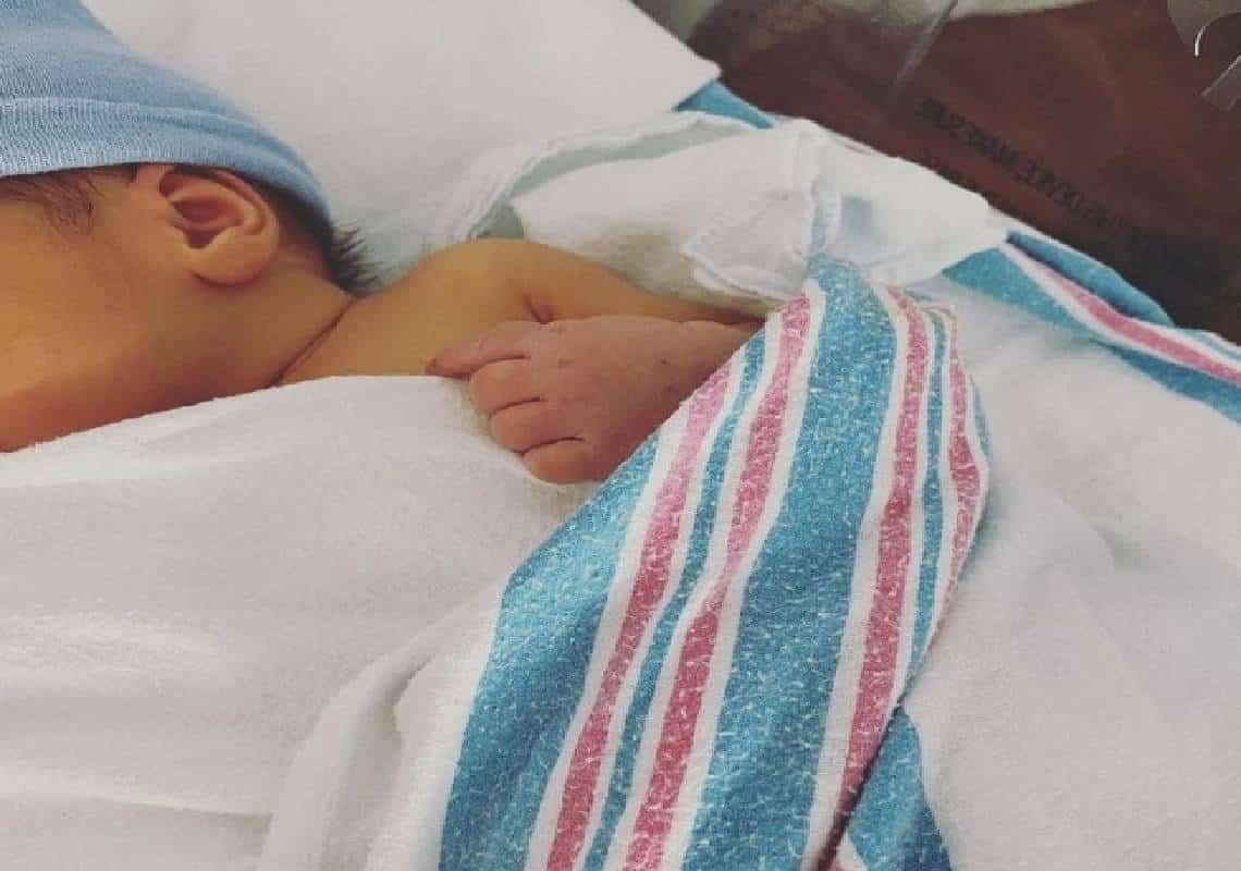 בייבי בום הוליוודי: דוגמנית העל קרלי קלוס הפכה לאמא 