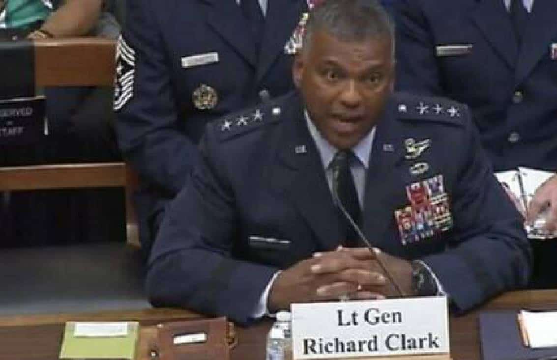 ‏צפו: מפקד בכיר בחיל האוויר מכריז על תמיכה ב"דמי-מגדרים"‏ בלי לדעת מה זה