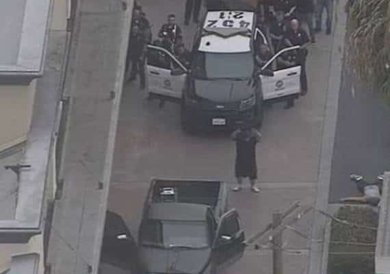 לוס אנג'לס: מרדף בכבישים המהירים אחר גבר החשוד ברצח