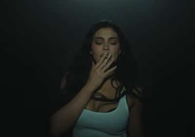 הופעת אורח מפתיעה: קיילי ג'נר עם סיגריה ביד