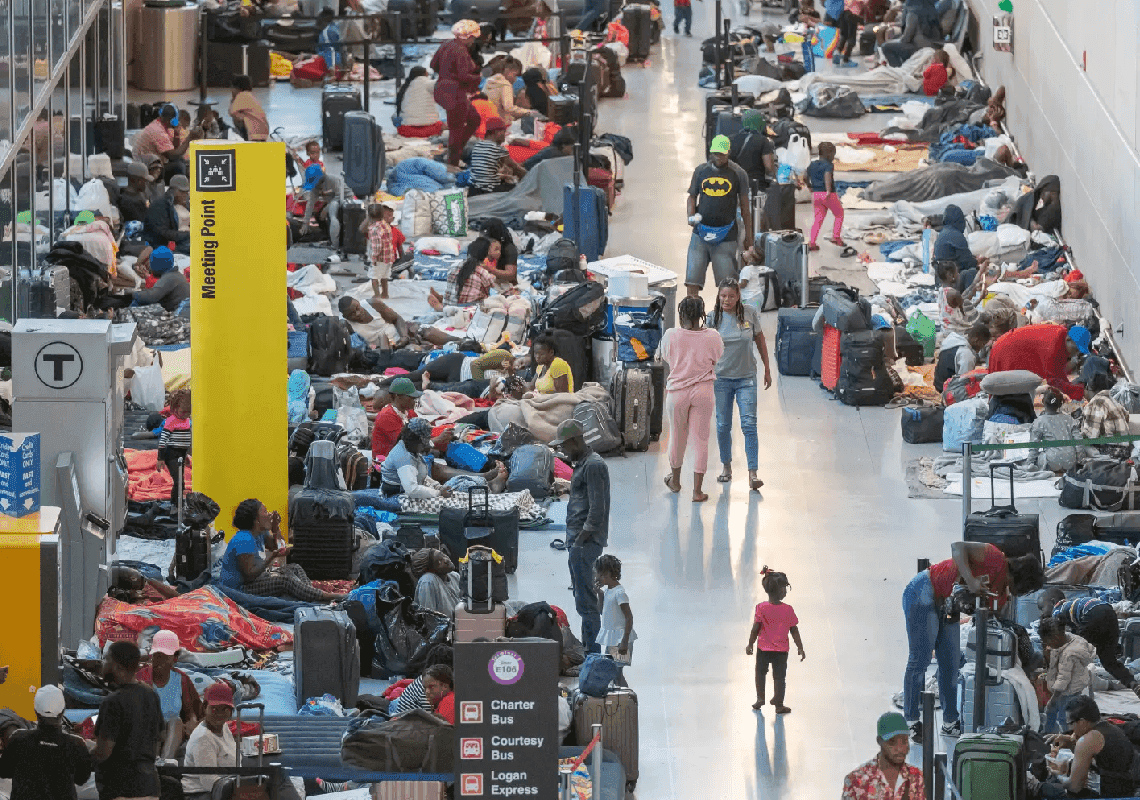 עשרות מהגרים ממלאים את רצפת שדה התעופה בבוסטון