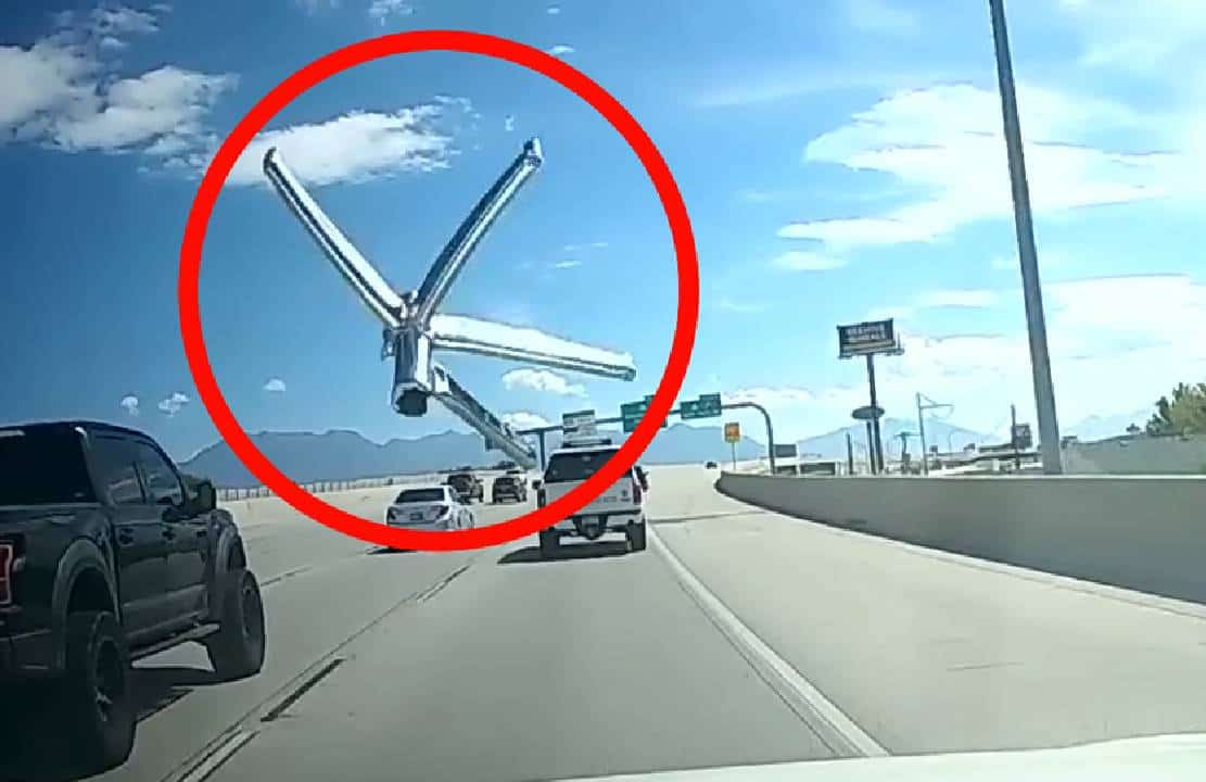 ניצלו בנס: כיסא מנהלים טס דרך השמשה הקדמית בכביש המהיר