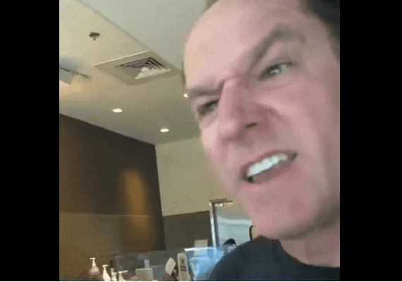 דרום קליפורניה: סולק מבית קפה בשל התנהגות מבזה כלפי מוסלמית