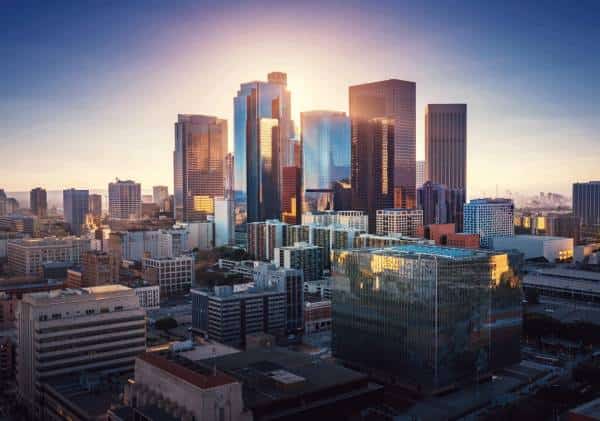 תושבי ארה"ב נוטשים אותה ואזרחי העולם עוברים אליה: 700 אלף איש היגרו מקליפורניה בשנה אחת