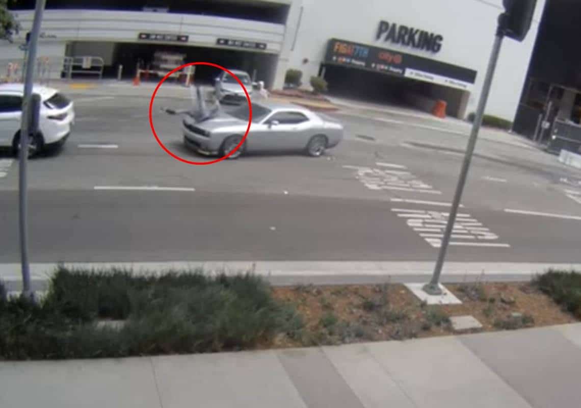 לעיני המצלמות: אישה נדרסה ונשדדה במרכז העיר לוס אנג'לס