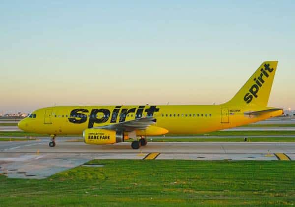 כסא התינוק שלא אושר וכינוי גנאי על ידי איש צוות: משפחה חרדית טוענת לשנאת יהודים בטיסה לפורט לודרדייל 