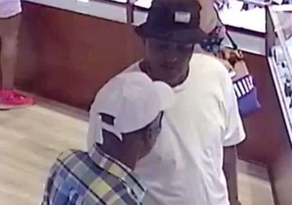 צפו: טבעות יוקרה בשווי עשרות אלפי דולרים נגנבו במרכז קניות בפלורידה