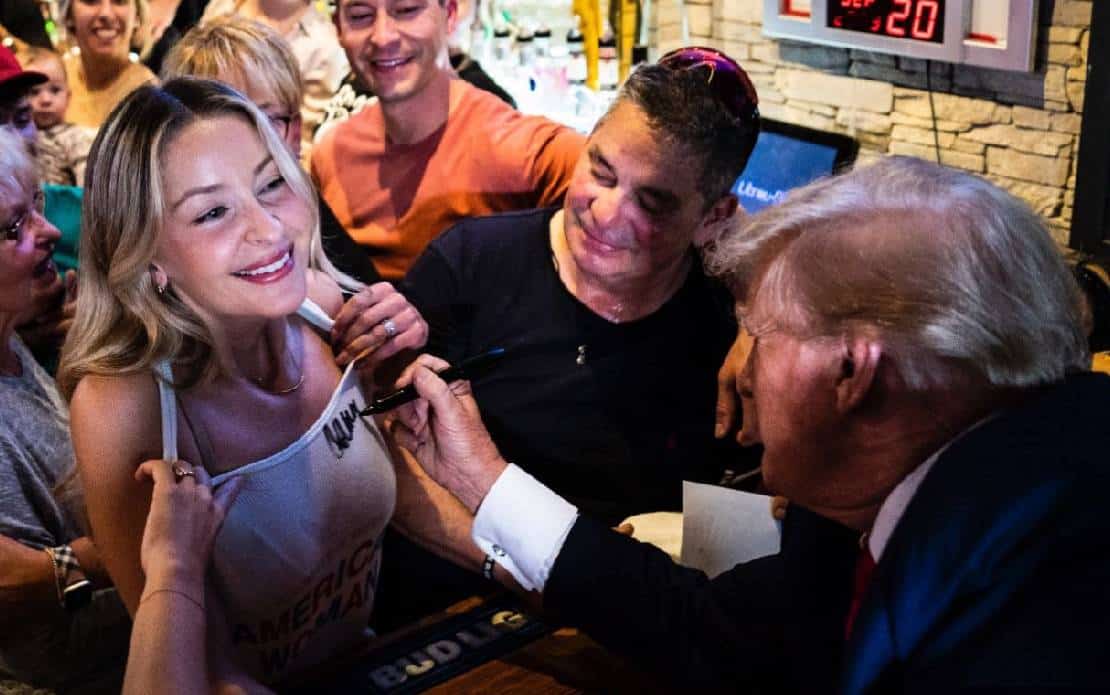 "בלונדינית ביקשה שיחתום על החזה": טראמפ חילק פיצות לאוהדיו, ואז ניגשה אישה ויצרה רגע ויראלי במיוחד