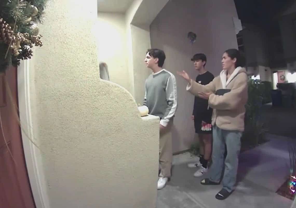 לוס אנג'לס: מצוד אחר שלושה צעירים שתקפו גבר בן 72