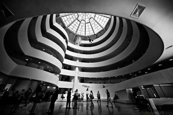 מחיאות כפיים ביד אחת: מוזיאון גוגנהיים מראה כיצד משפיעה הקדמה על הבנת עתיד האנושות