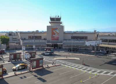 לוס אנג'לס: שדה התעופה הוליווד בורבנק שבסן פרננדו ואלי נותר ללא פקחי טיסה במשך שש שעות בשל השבתת הממשל