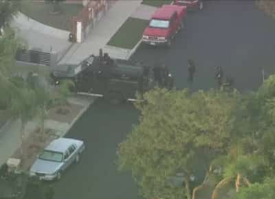 מצור דרמטי בלוס אנג'לס: גבר חמוש מתבצר בביתו בסן פרננדו וואלי ומאיים על משפחתו