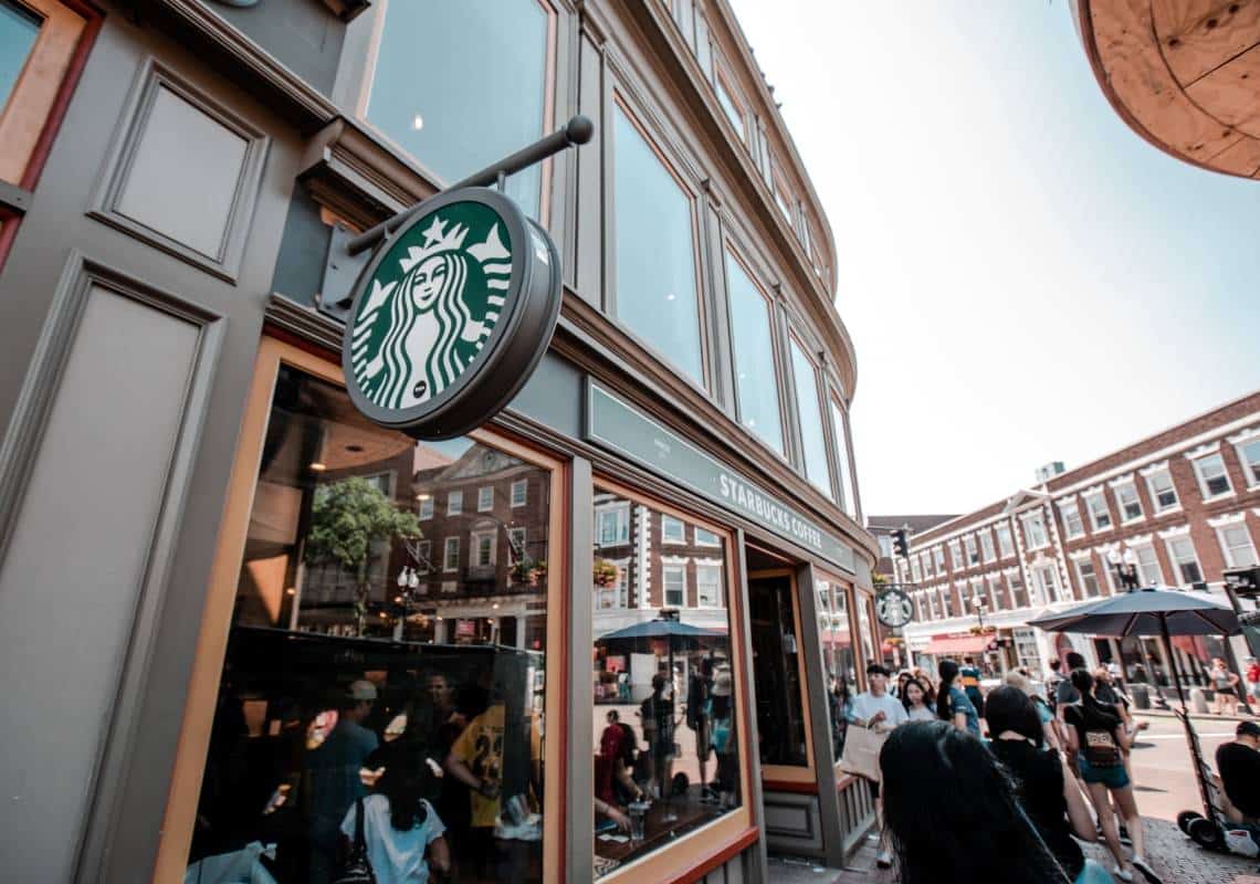 בעקבות פסיקת ביהמ"ש העליון: רשת סטארבקס מבטלת את חובת החיסונים