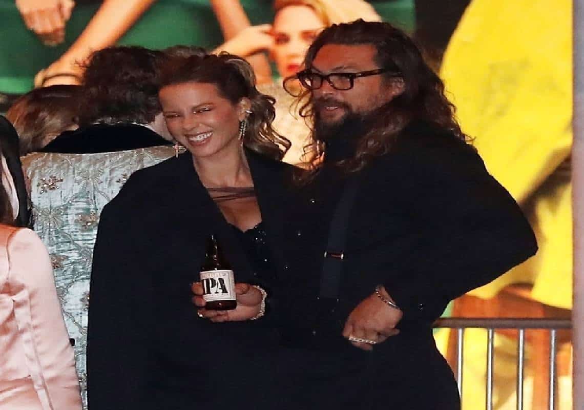 זוגיות חדשה בביצה? ג׳ייסון מומואה וקייט בקינסייל צמודים מתמיד