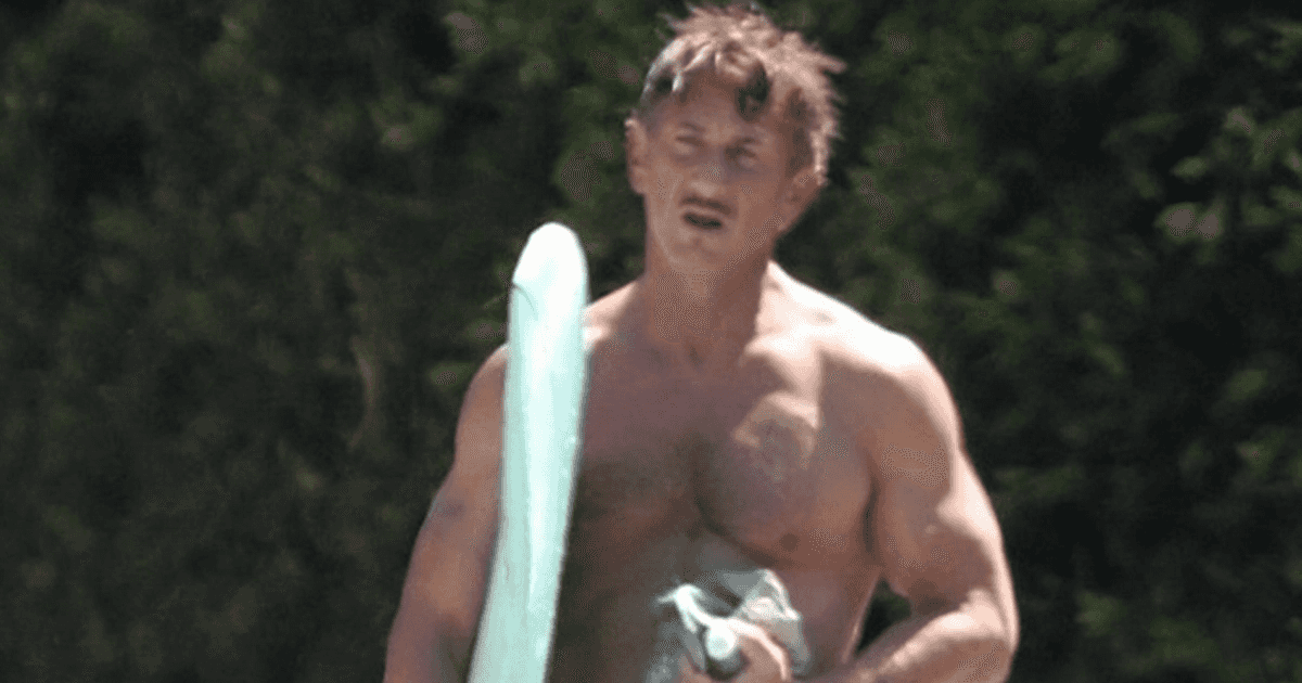 58 זה ה-30 החדש: שון פן חושף גוף חטוב במסיבת חוף