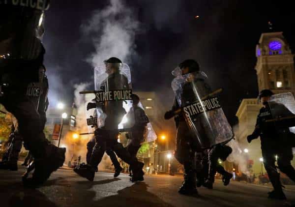 מהומות ברחבי לואיוויל: שני שוטרים נורו, כ-100 עצורים