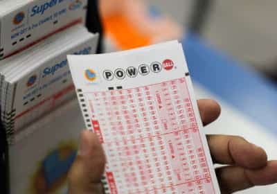 תושב דרום קליפורניה הפך למיליונר - אבל אף כרטיס לא זכה בג׳קפוט: הפאוורבול מזנק ל-1.6 מיליארד דולר