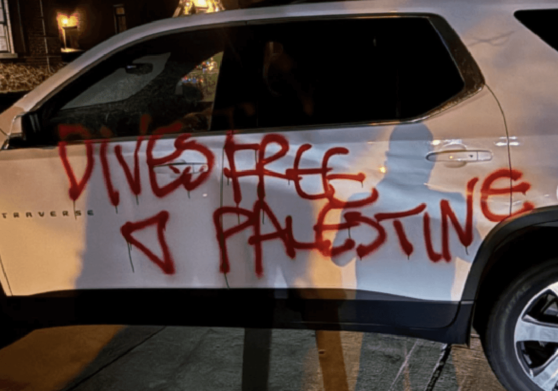 ניפצו את החלונות וריססו סמלי חמאס: מתקפה על ביתו של בכיר יהודי מאונ' מישיגן