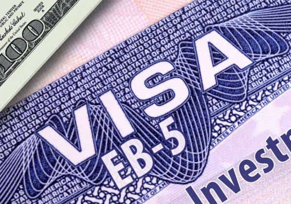 "הגירה מבוססת השקעה": זוג מקליפורניה מואשם בהונאת תוכנית לקבלת גרין קארד