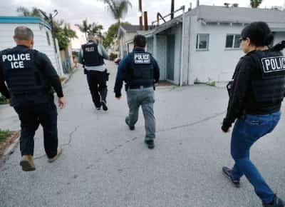 מכונת התעמולה של טראמפ: כך הפכה רשות ההגירה ל״אינפלואנסר״ ממשלתי