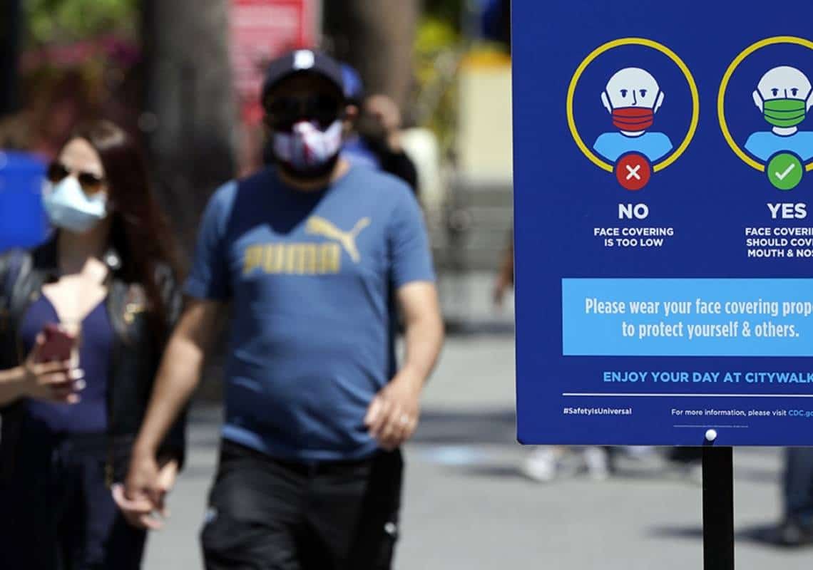אכזבה בלוס אנג'לס: חובת עטיית המסכות בחללים סגורים לא תבוטל