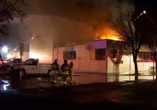 שריפה פרצה בספרייה בקליפורניה: כבאי נהרג, חשש לחיי כבאי נוסף