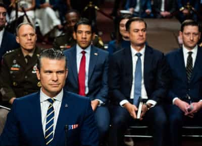 מלחמה בפנטגון: עוזר של שר הביטחון ניסה לסלק פקיד בית לבן ונכשל