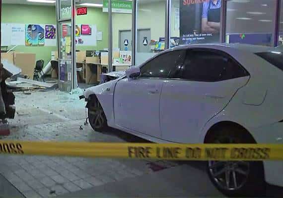 לוס אנג'לס: מכונית פגעה בבניין בסטודיו סיטי, חשד למירוץ רחוב לא חוקי