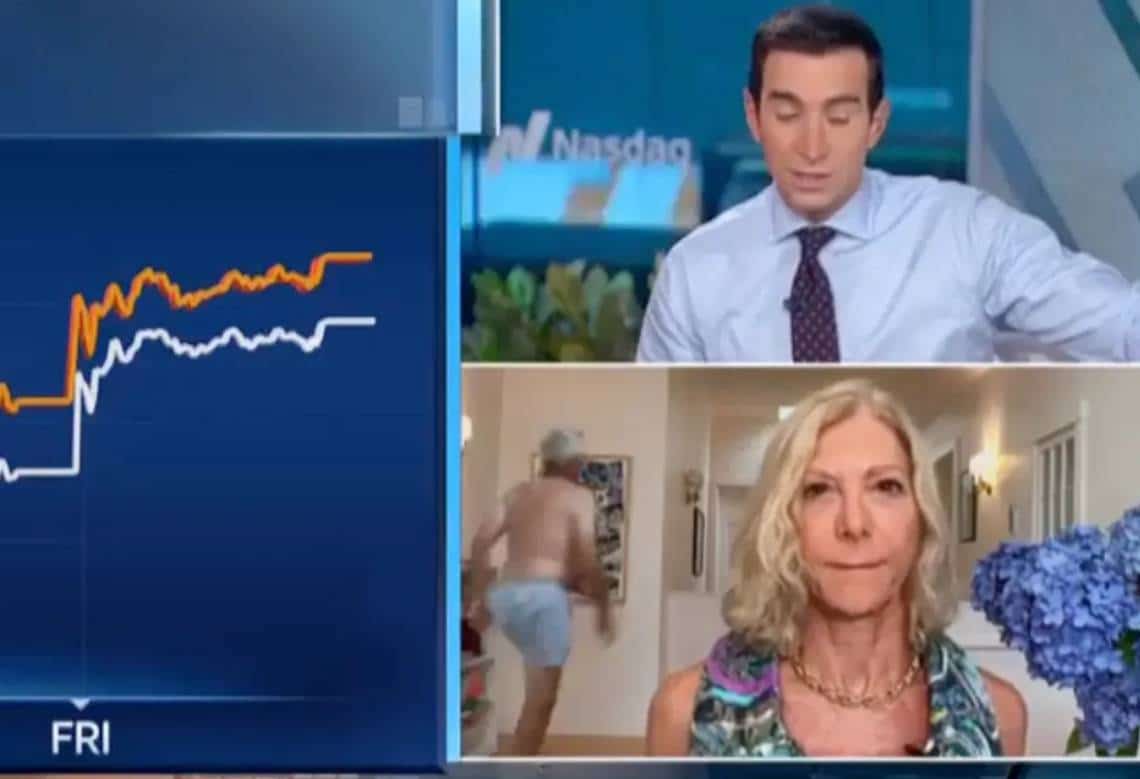 מול כל אמריקה בשידור חי בטלויזיה - בתחתונים!  גבר 'כיכב' כמעט עירום בערוץ CNBC