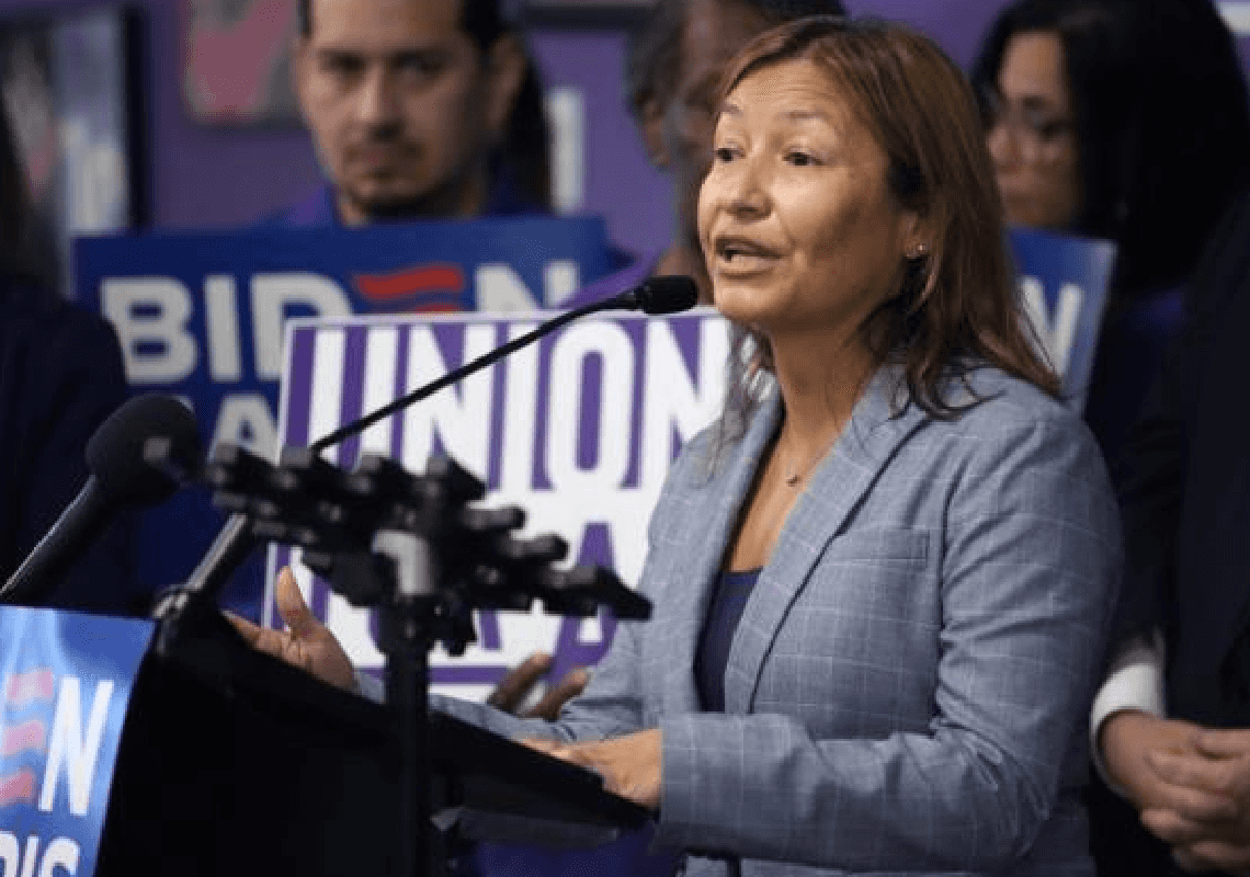 החיזור אחר המצביעים המוסלמים: מנהלת הקמפיין של האריס נפגשה עם עיתונאי תומך חמאס