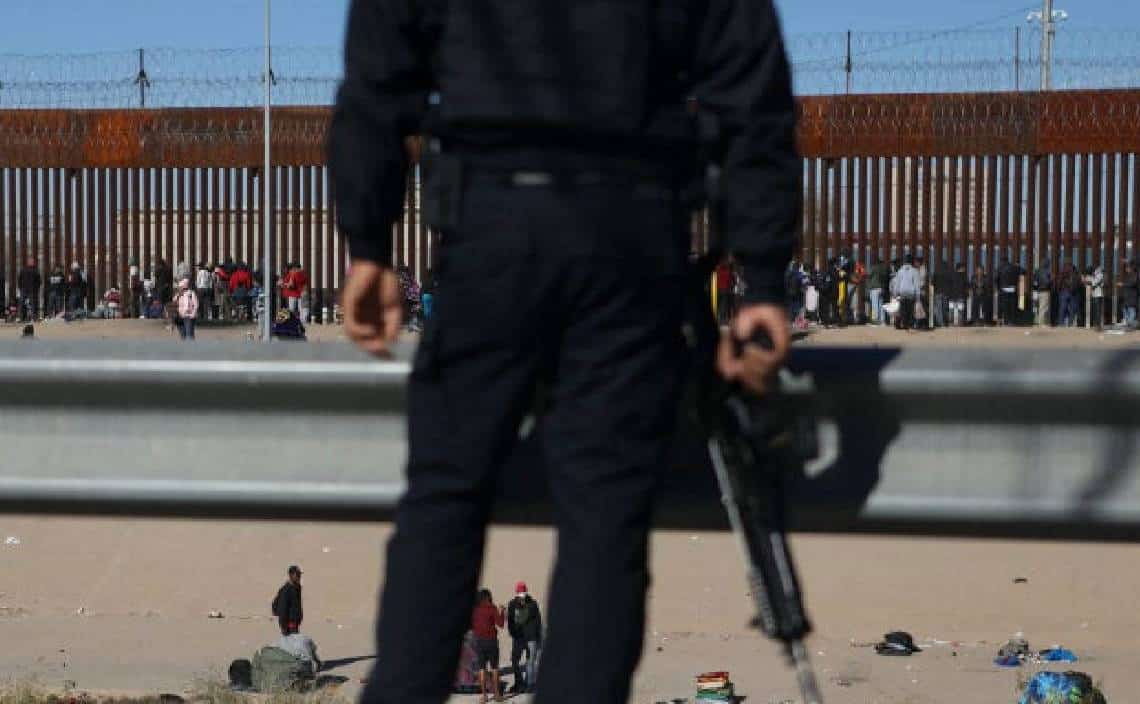 משטרת לוס אנג'לס תחלק תגי משטרה ואקדחים לשוהים בלתי חוקיים