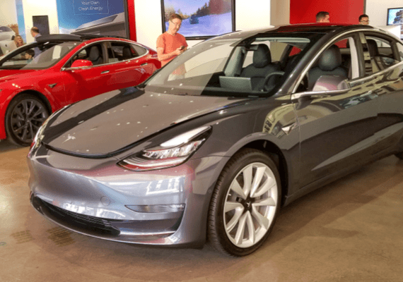 טסלה חוזרת בה: תסגור פחות חנויות ממה שתכננה