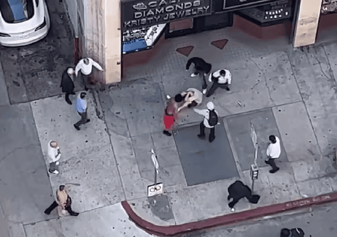 אין ביטחון ברחובות לוס אנג'לס: תיעוד של תקיפה קשה לאור יום